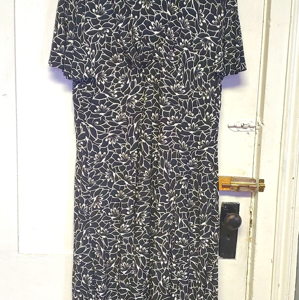 Cute flowy dress!